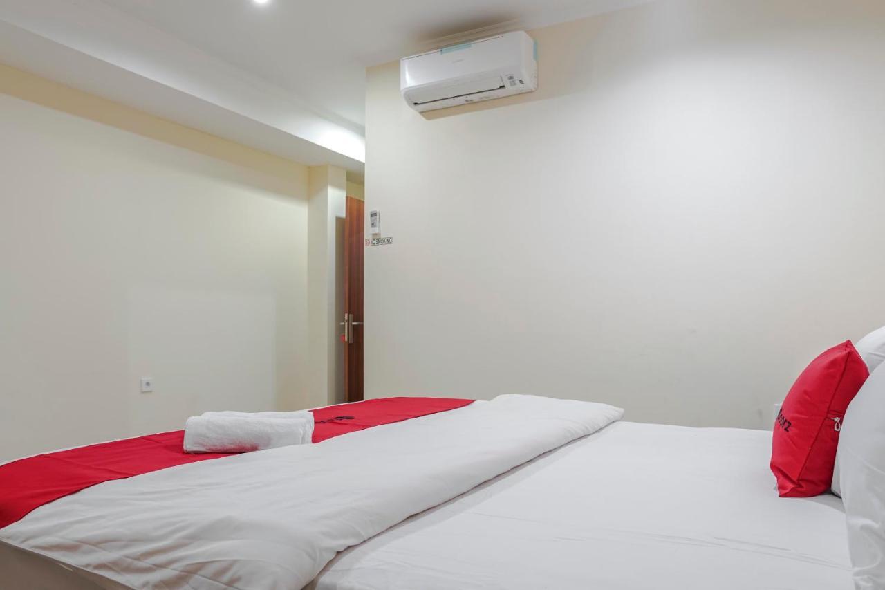 Reddoorz @ Jalan Biak Roxy Jakarta Exterior photo